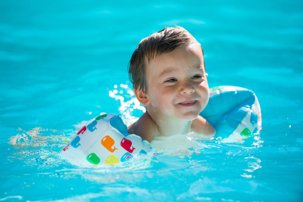 Dziecko w basenie – jak urozmaicić mu rozrywkę? Zabawki, akcesoria, ćwiczenia